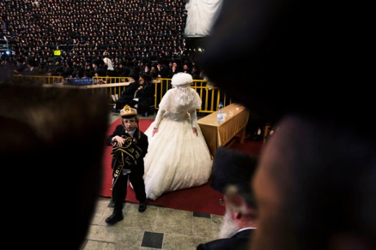 Una delle fasi del matrimonio nella comunità ultraortodossa di Gerusalemme (foto di Ronen Zvulun / Reuters)
