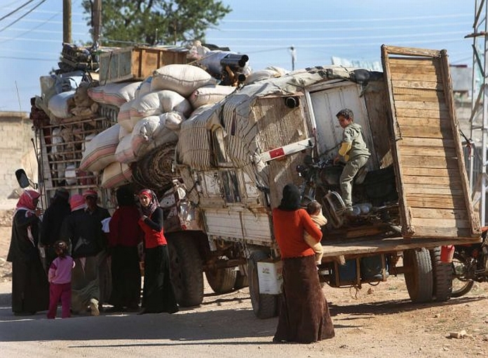 Alcuni profughi siriani fuggiti da Rankous e arrivati da poco nel villaggio libanese di Tfail (foto di Hussein Malla / Ap) 