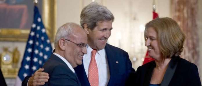 Il mediatore palestinese Saeb Erekat, il segretario di Stati Usa John Kerry e il mediatore israeliano Tzipi Livni (foto Afp)