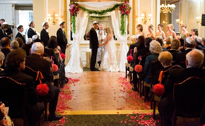 Scene da un matrimonio celebrato con rito religioso ebraico