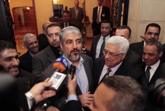 Il presidente palestinese Mahmoud Abbas e il leader di Hamas Khaled Mashaal al Cairo, in Egitto, dopo un vertice nel febbraio 2012 (foto Amr Nabil/Ap)