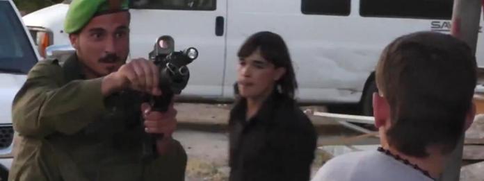 Il momento in cui un soldato israeliano punta il fucile contro un giovane palestinese a Hebron (fermo immagine YouTube/Falafel Cafè)