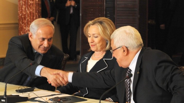 Da sinistra: il premier israeliano Benjamin Netanyahu, l'ex segretario di Stato Usa Hillary Clinton e il presidente palestinese Mahmoud Abbas si stringono la mano in occasione dell'ennesimo tentativo di riavviare i colloqui di pace: è il settembre 2010 (foto Moshe Milner/GPO/Flash90) 