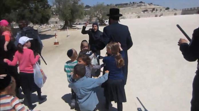 Una palestinese urla contro una parte della comitiva di ebrei che aveva deciso di visitare la Spianata delle moschee (foto YouTube/Falafel Cafè)