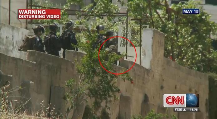 Il momento in cui uno dei soldati israeliani spara contro il gruppo di manifestanti palestinesi (frame da Cnn)