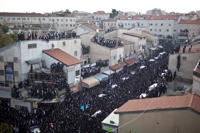 Funerale nel quartiere ultraortodosso di Mea Shearim, Gerusalemme, 2011 (foto di Pavel Wolberg)