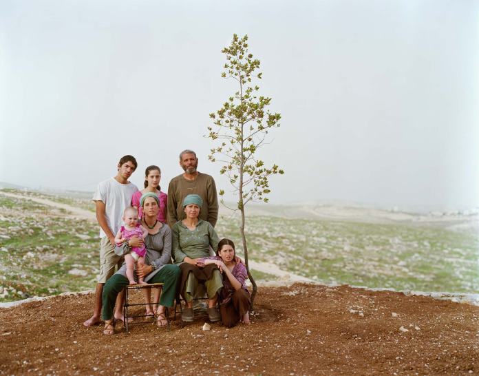 "Famiglia di coloni", insediamento di Tekoa, Gush Etzion, Cisgiordania (foto di Nick Waplington)