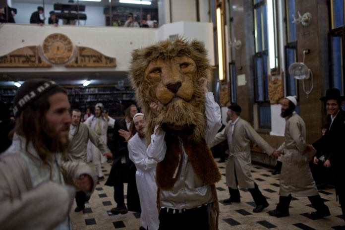 La celebrazione di Purim a Mea Shearim (foto di Pavel Wolberg)