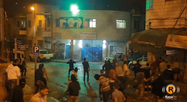 Pietre e urla contro il commissariato di polizia di Ramallah nella notte tra sabato e domenica (fermo immagine da Raya.ps)