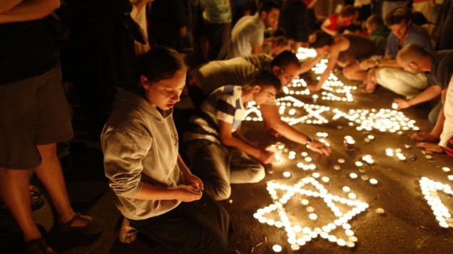 Ebrei in preghiera in Cisgiordania lunedì sera, dopo l'annuncio della morte dei ragazzi rapiti (foto di Yonatan Sindel/Flash 90)