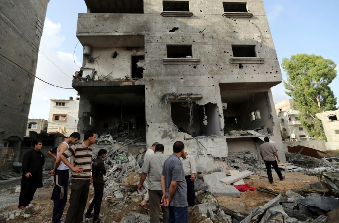 Quello che resta della casa di Taysir al-Batsh, il capo della polizia di Gaza, dopo il bombardamento israeliano (foto Hatem Moussa/Ap)