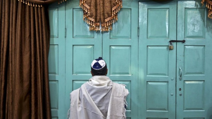 Un iraniano di religione ebraica prega alla sinagoga di Molla Agha Baba Synagogue, a Yazd, 676 chilometri a sud di Teheran, la capitale dell'Iran (foto di Ebrahim Noroozi/Ap)