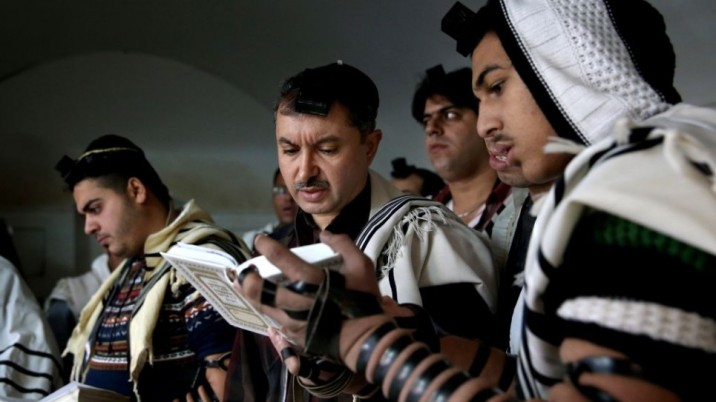 La preghiera nella sinagoga di Yazd con i tefillin (i filatteri) e altri simboli religiosi (foto di Ebrahim Noroozi/Ap)