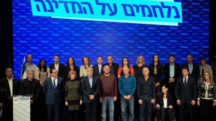 Yair Lapid (il secondo da sinistra, in prima fila) presenta i volti candidati del suo partito, Yesh Atid, che in ebraico vuol dire "C'è un futuro" (foto di Ben Kelmer / Flash 90)