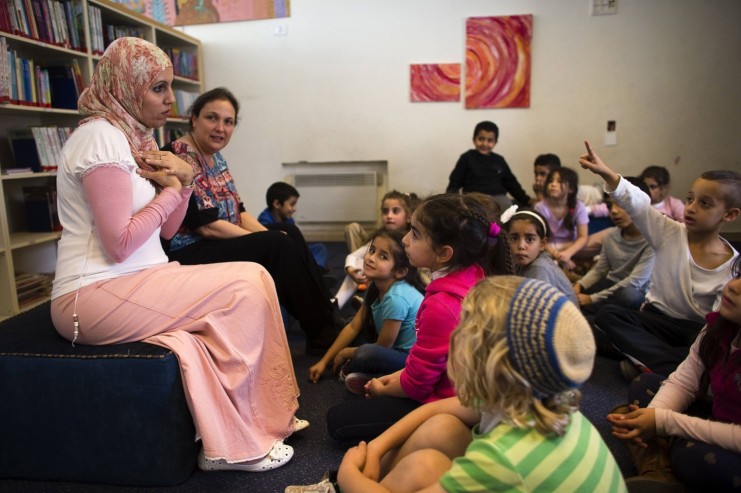 Alia Tunisi (a sinistra) e Sharon Suval sono insegnanti alle elementari della scuola "Mano nella mano" di Gerusalemme (foto di Ronen Zvulun/Reuters)