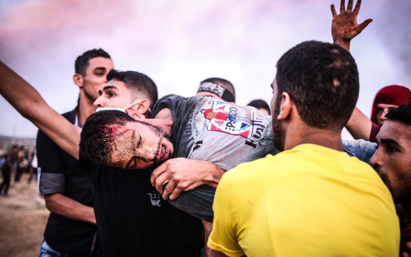 Protestante palestinese colpito dalle forze dell'ordine israeliane (foto di Ali Hassan/Anadolu Agency/Getty Images)