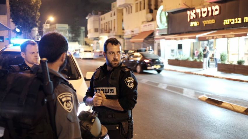 Poliziotti nelle vie di Jaffa, alla periferia di Tel Aviv, martedì 6 ottobre 2015 (foto Tomer Neuberg / Flash90)