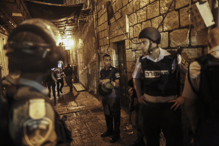 I poliziotti israeliani sul luogo del duplice omicidio, dentro la città vecchia di Gerusalemme, sabato 3 settembre 2015 (foto di Yonatan Sindel/Flash90)