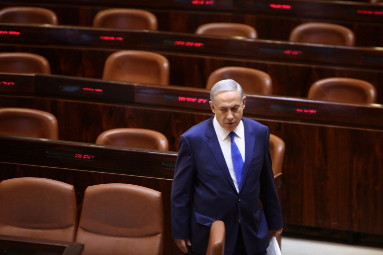 Il primo ministro israeliano Benjamin Netanyahu poco prima di parlare alla Knesset, il parlamento israeliano il 12 ottobre 2015 (foto di Gali Tibbon / Afp)